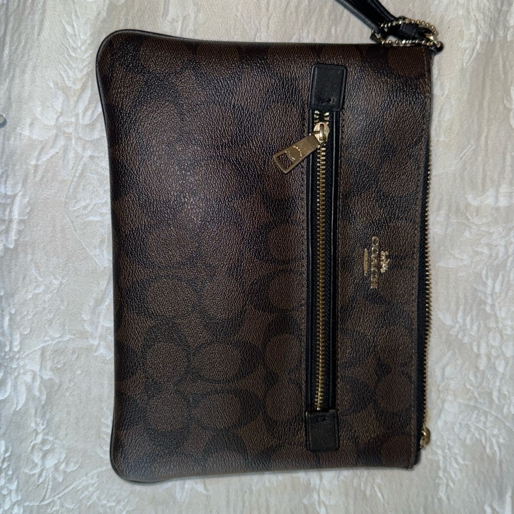 Large coach wristlet . Brown monogram.
